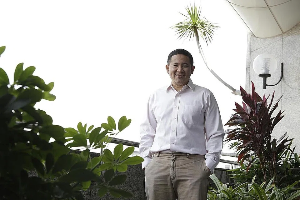 TIDAK LEPAS PANDANG: Encik Amrin Amin masih tetap prihatin akan isu masalah kesihatan yang membelenggu masyarakat Melayu, namun beliau gembira kesedaran tentang masalah ini kian mendapat perhatian dan ramai yang mengambil langkah positif bagi merubah gaya hidup mereka. - Foto BH oleh AZMI ATHNI
