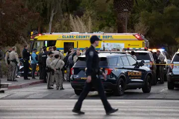 LAGI KES TEMBAKAN: Anggota polis giat menjalankan siasatan dan turut membantu orang ramai mengosongkan tempat kejadian susulan kes tembakan di Universiti Nevada di Las Vegas, Amerika Syarikat pada 6 Disember. 