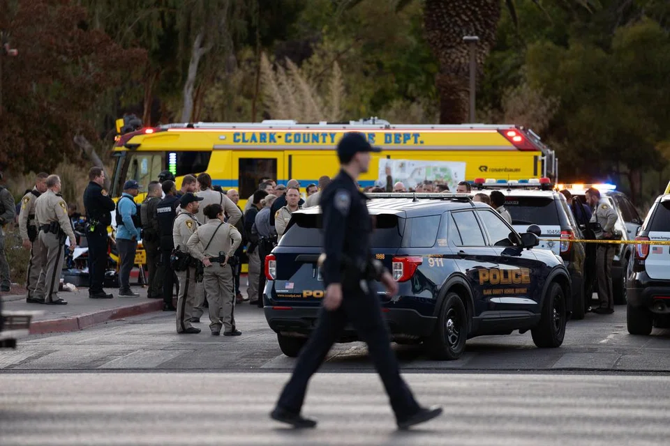 LAGI KES TEMBAKAN: Anggota polis giat menjalankan siasatan dan turut membantu orang ramai mengosongkan tempat kejadian susulan kes tembakan di Universiti Nevada di Las Vegas, Amerika Syarikat pada 6 Disember. 