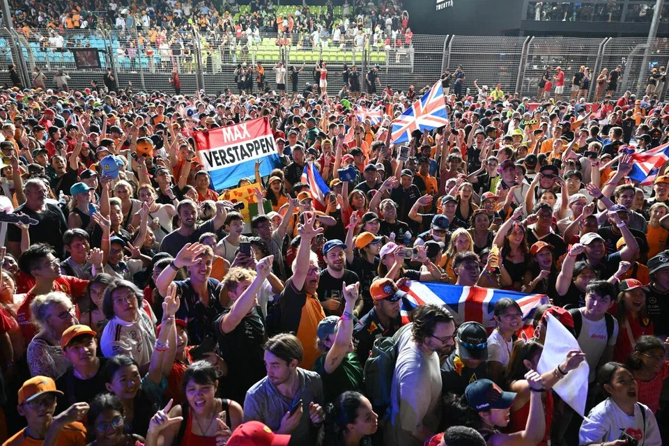 Penyokong Max Verstappen di Litar Marina Bay pada September 2024. Pengikut sukan lumba kereta F1 dikatakan terus meningkat.