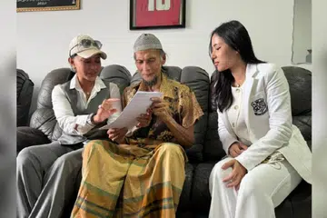 Aida (kiri) ketika melawat Dharma (tengah) di kediamannya di Wangsa Maju pada 8 Julai.