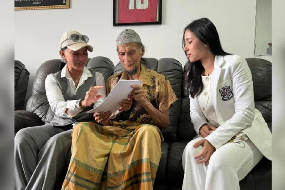Aida (kiri) ketika melawat Dharma (tengah) di kediamannya di Wangsa Maju pada 8 Julai.