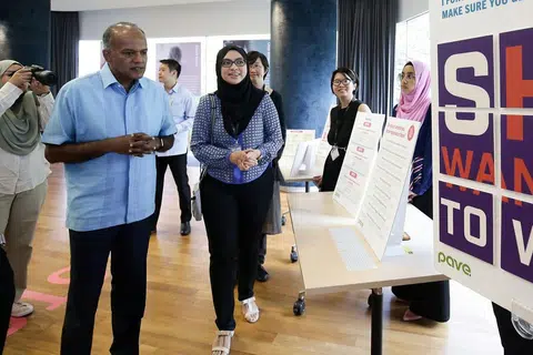 PERLU TINGKATKAN KESEDARAN: Menteri Ehwal Dalam Negeri merangkap Undang-undang, Encik K Shanmugam (kiri) melihat pameran semasa Minggu Kesedaran Keganasan Dating (DVAW) di Treetop@SCAPE semalam. Bersama beliau ialah pekerja sosial kanan Pave, Cik Adisti Jalani (bertudung hitam). - Foto CMG