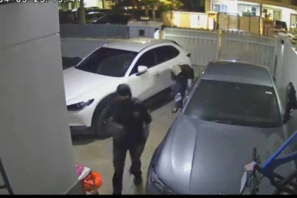Tangkap layar rakaman kamera litar tertutup (CCTV) yang tular menunjukkan kelibat dua lelaki bersenjatakan parang disyaki cuba menyamun kediaman di Jalan Alam Suria, Puncak Alam, Selangor.
