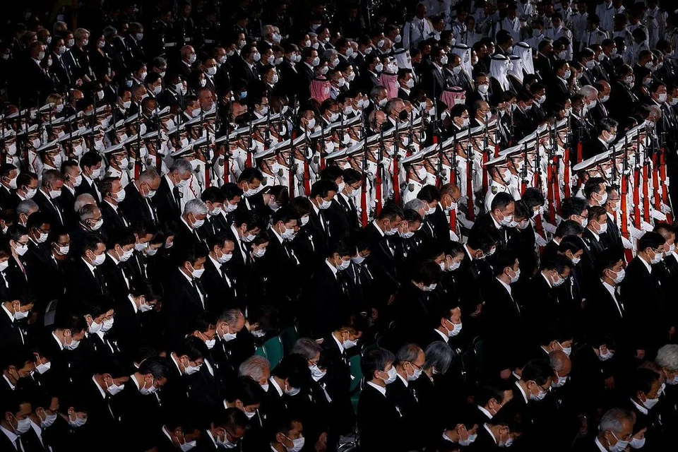 BERTAFAKUR: Para hadirin bertafakur sejenak semasa acara persemadian negara mantan perdana menteri Jepun, Encik Shinzo Abe, di Arena Nippon Budokan di Tokyo, Jepun.