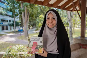 CARI DAN BELAJAR: Penulis, Cik Nurnazlyna Mohd Bahtiaraffandi, berkata buku sulungnya, ‘Baiknya Hadi!’, menggabungkan unsur bercerita dan unsur mencari dan belajar. 