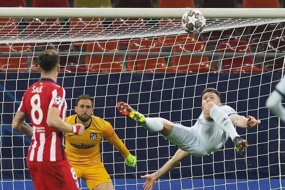 MENAKJUBKAN: Pemain Chelsea Olivier Giroud (jersi putih) menjaringkan gol cantik dalam perlawanan menentang Atletico Madrid. - Foto REUTERS