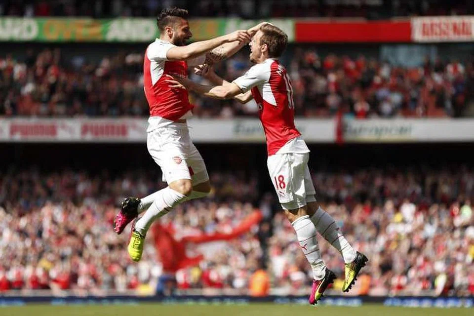 Olivier Giroud (kiri) merai dengan Nacho Monreal gol pertama Arsenal yang mengalahkan Aston Villa 4-0 di Emirates Stadium dalam perlawanan EPL pada 15 Mei 2016. 