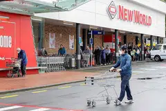 BERATUR PANJANG: Pengunjung beratur di luar pasar raya di bandar Devonport di Auckland menyusuli berita jangkitan Covid-19 di negara itu - yang pertama selepas negara itu mencatatkan 102 hari bebas kes koronavirus. Perdana Menteri Cik Jacinda Ardern yang berkata bahawa wabak itu mungkin memaksanya untuk menangguhkan pilihan raya umum yang dijadualkan bulan depan. - Foto-Foto AFP