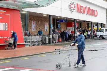BERATUR PANJANG: Pengunjung beratur di luar pasar raya di bandar Devonport di Auckland menyusuli berita jangkitan Covid-19 di negara itu - yang pertama selepas negara itu mencatatkan 102 hari bebas kes koronavirus. Perdana Menteri Cik Jacinda Ardern yang berkata bahawa wabak itu mungkin memaksanya untuk menangguhkan pilihan raya umum yang dijadualkan bulan depan. - Foto-Foto AFP