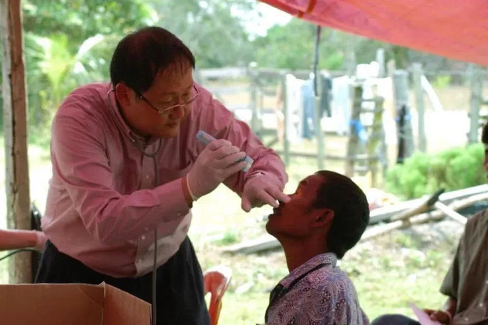 Dr Tan See Leng berkongsi gambarnya semasa memeriksa pesakit sebelum menceburi bidang politik. Beliau dilatih sebagai pakar perubatan keluarga.