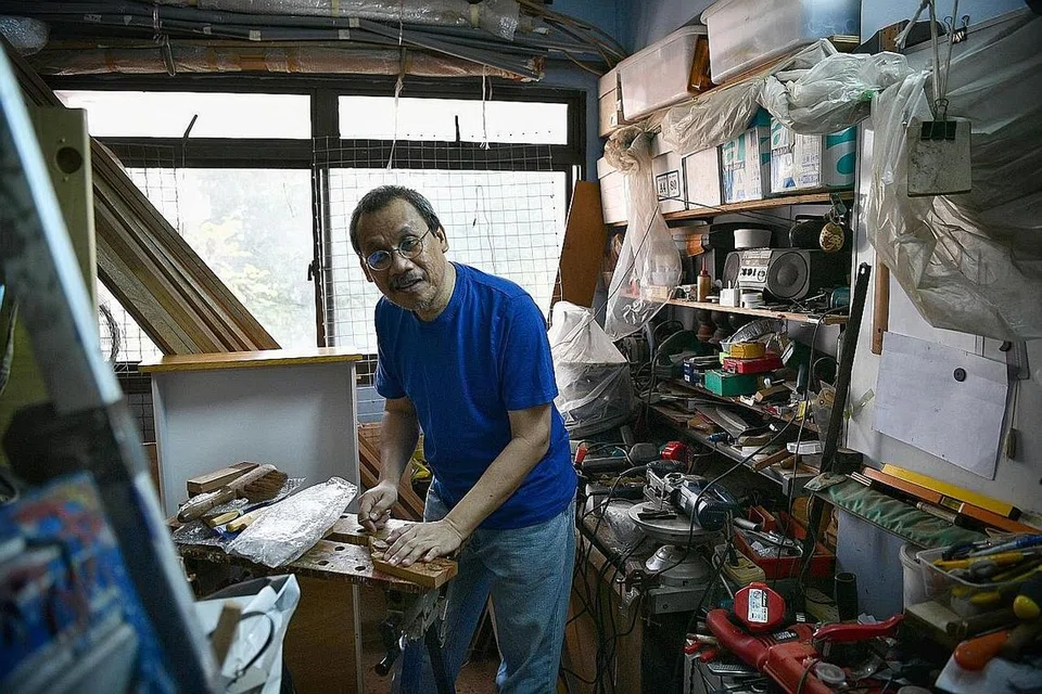 MAHIR: Encik Salleh Japar selesa menggunakan pelbagai bahan, unsur seni, media dan teknik untuk menghasilkan karya-karyanya. - Foto BH oleh ARIFFIN JAMAR