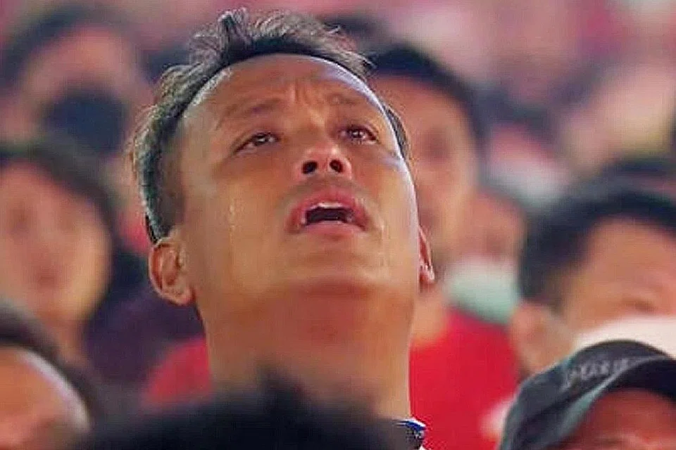 SEMANGAT MEMBARA: Encik Mohd Azuan Tan bersyukur beliau seorang warga Singapura dan berasa sebak memikirkan pelbagai cabaran yang perlu diharungi negara ini hingga menitiskan air mata semasa menghadiri NDP kelmarin. - Foto-Foto FANDY RAZAK / NDPEEPS