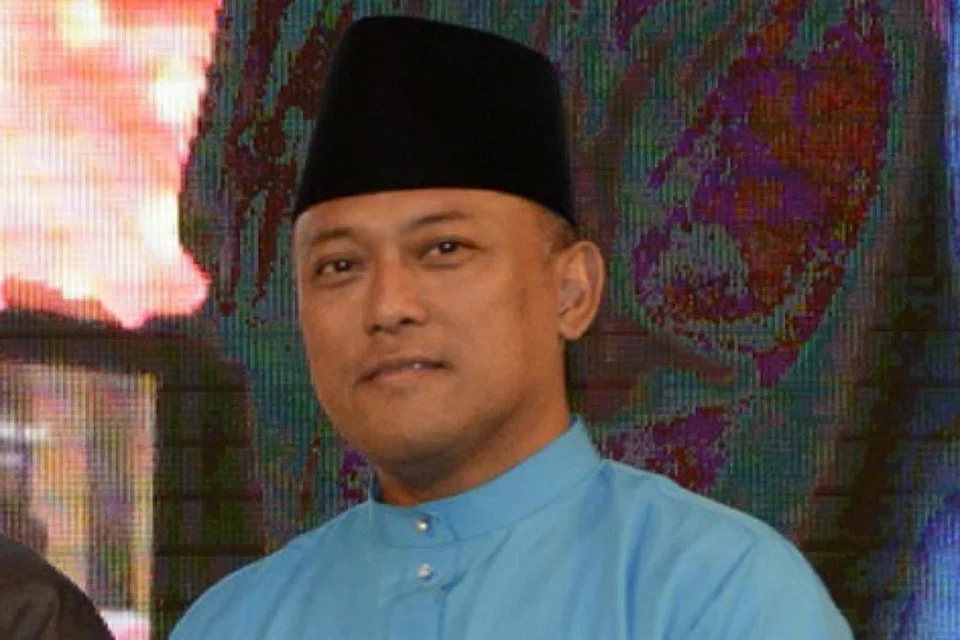 HADAPI TUDUHAN: Abdul Rahim Mawasi (gambar atas) didakwa menerima imbalan dalam bentuk saham Amal Travel & Tour pada 2019.