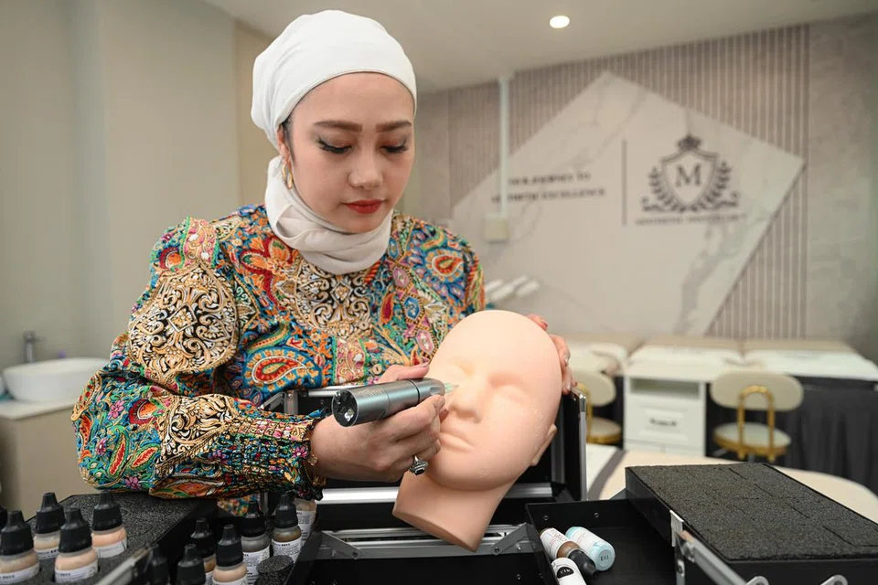 Daripada menawarkan khidmat spa di rumah, Cik Rosmawati Taib, kini menggunakan teknologi kecerdasan buatan (AI) dalam rawatan kecantikan kulit ketika mengajar di institut spa dan kecantikan, M Aesthetic Institute, di Temasek Boulevard, Suntec City. 