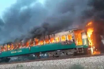 Keretapi yang dalam perjalanan dari selatan Karachi ke Lahore meletup dipercayai kerana beberapa penunggang sedang memasak sarapan. - Foto GAMBAR TANGKAP LAYAR SYED TALAT HUSSAIN/TWITTER 