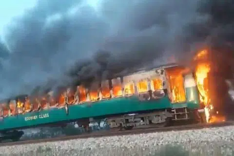 Keretapi yang dalam perjalanan dari selatan Karachi ke Lahore meletup dipercayai kerana beberapa penunggang sedang memasak sarapan. - Foto GAMBAR TANGKAP LAYAR SYED TALAT HUSSAIN/TWITTER 