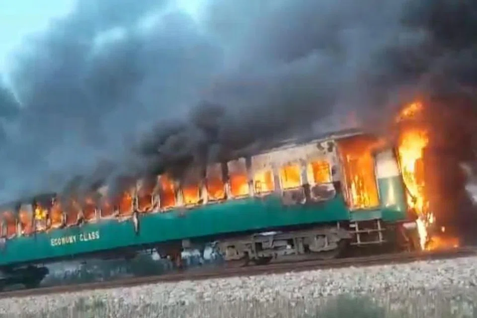 Keretapi yang dalam perjalanan dari selatan Karachi ke Lahore meletup dipercayai kerana beberapa penunggang sedang memasak sarapan. - Foto GAMBAR TANGKAP LAYAR SYED TALAT HUSSAIN/TWITTER 