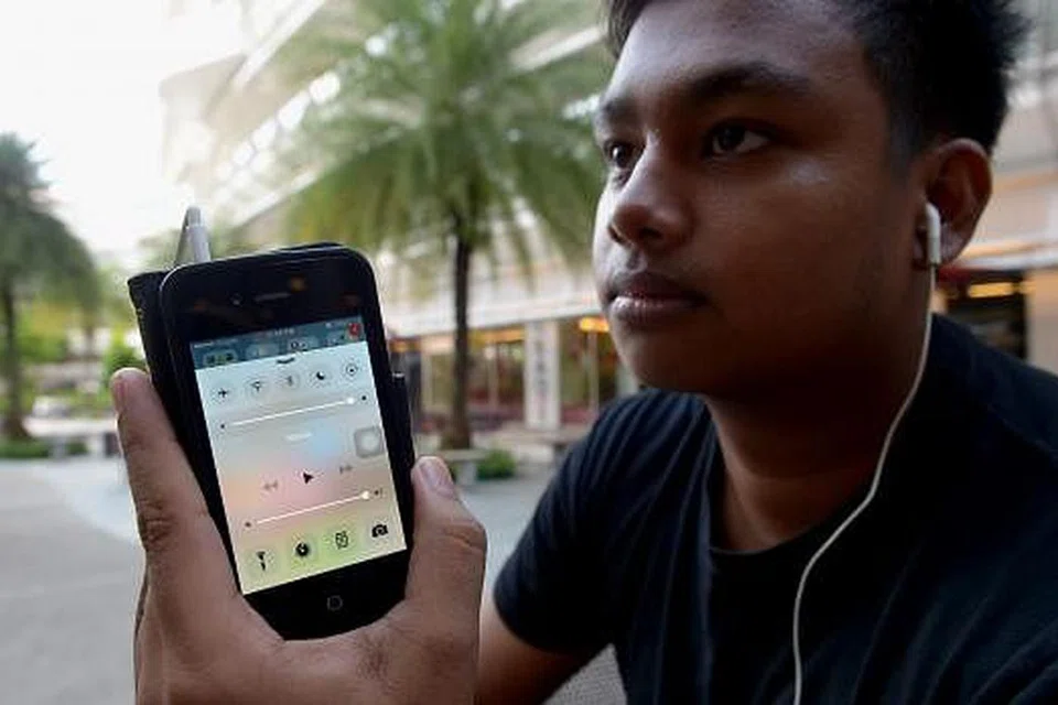 MASALAH PENDENGARAN: Pelajar Muhd Aswad Abdul Wahab, 16 tahun, mengalami keadaan disebut tinitus iaitu bunyi bising berterusan di dalam telinga pada usia muda ekoran tabiatnya gemar mendengar muzik pada tahap bunyi tinggi. Keadaannya itu dikatakan doktor tidak boleh dirawat. - Foto TUKIMAN WARJI