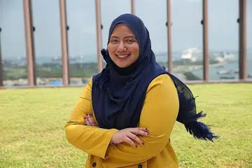 "Akhirnya, apabila anda berjaya membantu orang lain mungkin dari segi peningkatkan kemahiran ataupun mendapat pekerjaan baru, saya rasa pekerjaan ini memberi saya kepuasan yang besar. Ini adalah sebabnya saya memilih untuk menjadi sukarelawan. Mungkin hasil bantuan kita bukan 'instant' atau serta merta, tetapi ia adalah sesuatu yang kita tidak berfikirkan pada awalnya." - Cik Amalina Abdul Nasir - - Foto BH oleh SAMUEL ANG