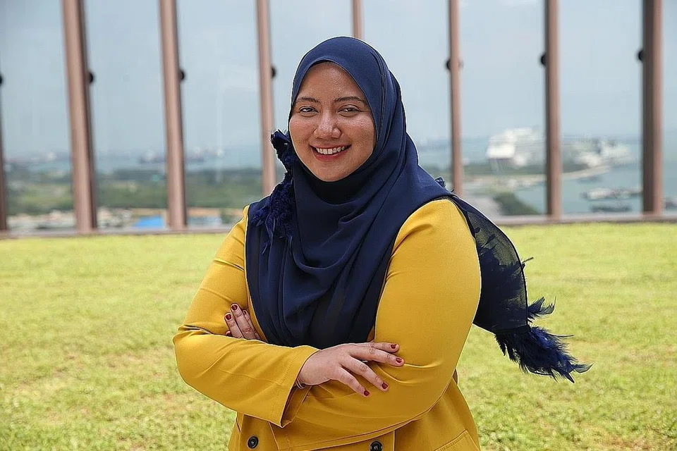 "Akhirnya, apabila anda berjaya membantu orang lain mungkin dari segi peningkatkan kemahiran ataupun mendapat pekerjaan baru, saya rasa pekerjaan ini memberi saya kepuasan yang besar. Ini adalah sebabnya saya memilih untuk menjadi sukarelawan. Mungkin hasil bantuan kita bukan 'instant' atau serta merta, tetapi ia adalah sesuatu yang kita tidak berfikirkan pada awalnya." - Cik Amalina Abdul Nasir - - Foto BH oleh SAMUEL ANG