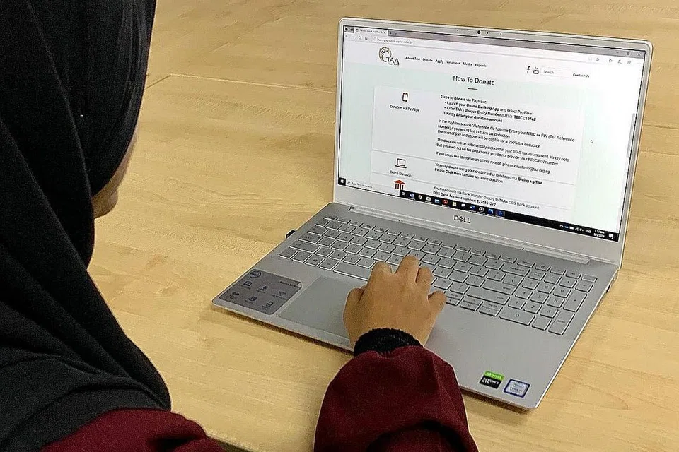 DERMA SECARA DALAM TALIAN: Orang ramai yang ingin menderma boleh melakukannya secara dalam talian di laman www.TAA.sg. - Foto TAA