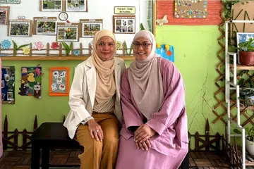 Ketua Operasi dan Jaminan Mutu Kidz Meadow, Cik Norliza Amin (kiri) dan Pemimpin Pusat Kidz Meadow (Yew Tee), Cik Siti Shahidah Samat, mengalu-alukan langkah mengurangkan yuran prasekolah mulai Januari 2026.