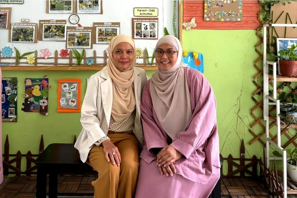 Ketua Operasi dan Jaminan Mutu Kidz Meadow, Cik Norliza Amin (kiri) dan Pemimpin Pusat Kidz Meadow (Yew Tee), Cik Siti Shahidah Samat, mengalu-alukan langkah mengurangkan yuran prasekolah mulai Januari 2026.