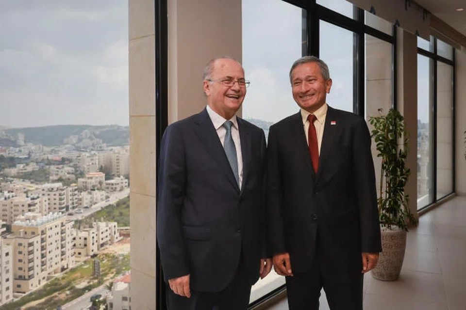 Menteri Ehwal Luar, Dr Vivian Balakrishnan (kanan) bertemu dengan Perdana Menteri Palestin yang dilantik, Dr Mohammad Mustafa, di Pejabat Dana Pelaburan Palestin di Ramallah, Palestin, pada 18 Mac. 