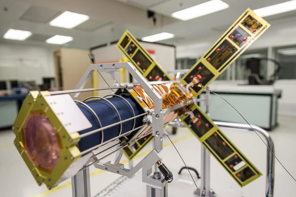 KINI MENGELILINGI BUMI: AOBA VELOX-III merupakan projek bersama antara NTU dengan Institut Teknologi Kyushu (Kyutech), salah satu universiti terkemuka Jepun bagi penyelidikan satelit dan kejuruteraan. - Foto NTU