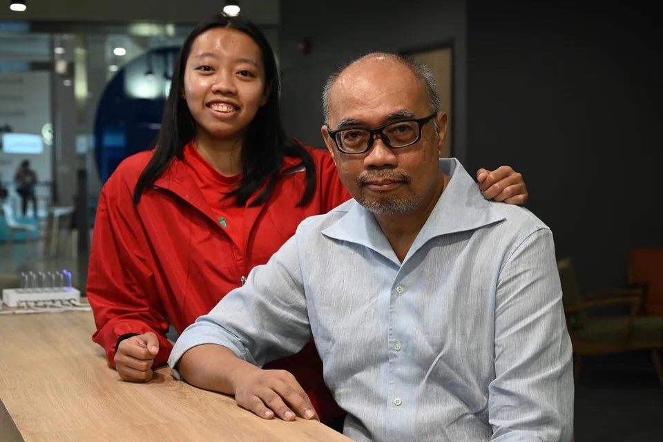 Encik Abdul Rahman Ahmad bersama anaknya, Kiria Tikanah, atlet lawan pedang Singapura yang bertanding di Sukan Olimpik buat kali kedua.