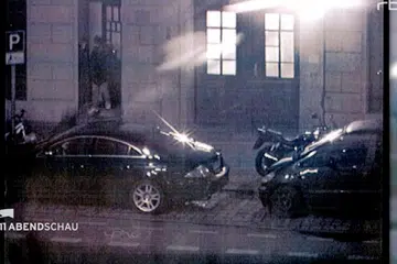 ANTARA RAKAMAN KAMERA: Suspek penyerang di pasar Krismas di Berlin, Anis Amri, kelihatan meninggalkan sebuah masjid di Berlin pada 20 Disember, menerusi rakaman kamera pengawasan. - Foto REUTERS
