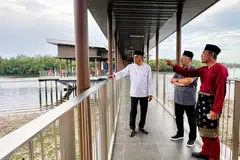 Kampung Sungai Melayu, M’sia, pelancong dari S’pura,  Pandak Ahmad