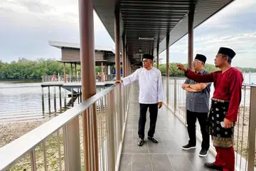 Kampung Sungai Melayu, M’sia, pelancong dari S’pura,  Pandak Ahmad