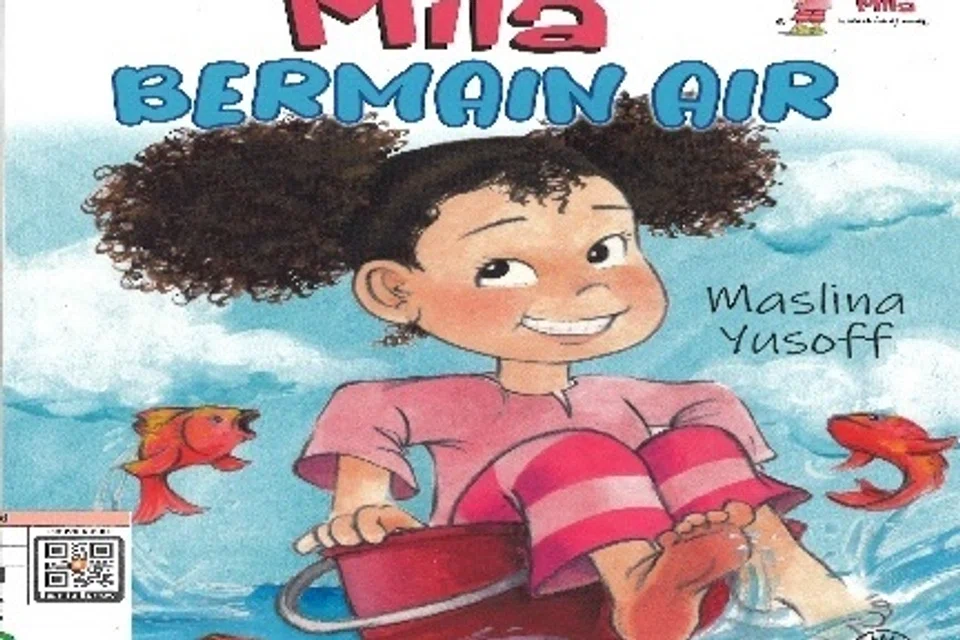 Mila Bermain Air
Nombor Panggilan: J P MAS

Disebabkan hujan yang amat lebat, Mila terpaksa duduk di dalam rumah. Namun, dengan sedikit imaginasi, hari yang bosan berubah menjadi suatu pengembaraan besar buat Mila.