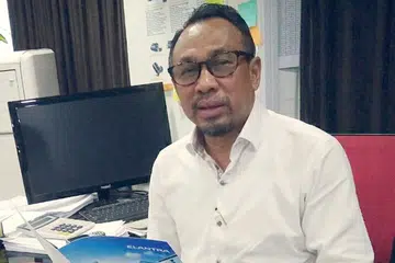 PELANGGAN BANYAK BERKURANG: Encik Mohd Raziff mandapati ramai pemilik kereta lebih suka memperbaharui COE selama lima atau 10 tahun, lantas menjejas pasaran kereta terpakai. - Foto BH oleh SAINI SALLEH