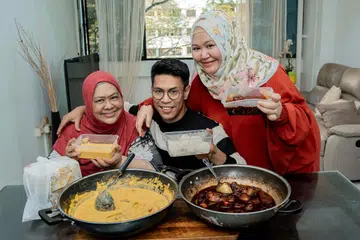 Sentuhan ikhlas dan air tangan ibu dalam hidangan ‘mangkuk tingkat’, Dapur Mother Mary. (Dari kiri) Cik Mariam Zakariya bersama anak-anaknya Encik Tajjlee Rahim dan Cik Sriwayuni Rahim, dengan lauk nangka lemak daging dan ayam masak kicap. 