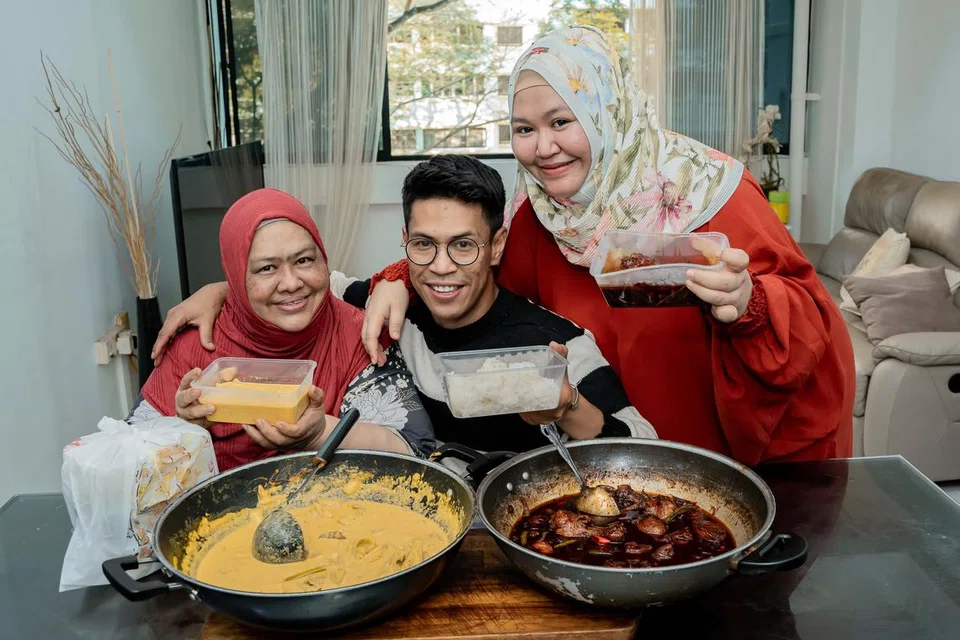 Sentuhan ikhlas dan air tangan ibu dalam hidangan ‘mangkuk tingkat’, Dapur Mother Mary. (Dari kiri) Cik Mariam Zakariya bersama anak-anaknya Encik Tajjlee Rahim dan Cik Sriwayuni Rahim, dengan lauk nangka lemak daging dan ayam masak kicap. 