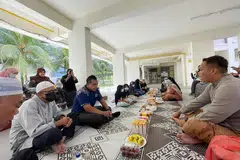 ERATKAN SILATURRAHIM: Masjid Al-Istighfar telah bekerjasama dengan M3 Pasir Ris-Punggol dalam menganjurkan 'Kenduri di Bawah Blok'. Turut hadir dalam majlis itu adalah Encik Sharael Taha (baju biru). - Foto ihsan SHARAEL TAHA.