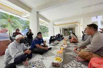 ERATKAN SILATURRAHIM: Masjid Al-Istighfar telah bekerjasama dengan M3 Pasir Ris-Punggol dalam menganjurkan 'Kenduri di Bawah Blok'. Turut hadir dalam majlis itu adalah Encik Sharael Taha (baju biru). - Foto ihsan SHARAEL TAHA.