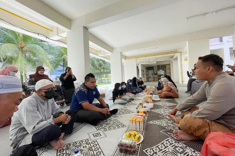 ERATKAN SILATURRAHIM: Masjid Al-Istighfar telah bekerjasama dengan M3 Pasir Ris-Punggol dalam menganjurkan 'Kenduri di Bawah Blok'. Turut hadir dalam majlis itu adalah Encik Sharael Taha (baju biru). - Foto ihsan SHARAEL TAHA.