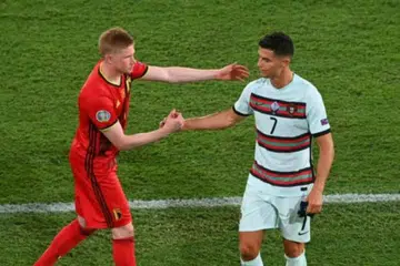 Cristiano Ronaldo (kanan) mahu Al-Nassr membuat tawaran yang sukar ditolak pemain tengah Manchester City, Kevin De Bruyne.