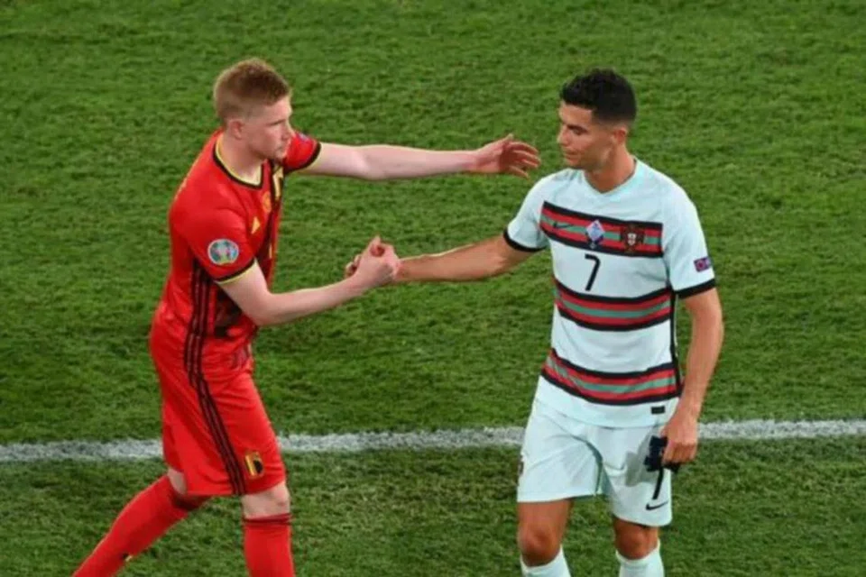 Cristiano Ronaldo (kanan) mahu Al-Nassr membuat tawaran yang sukar ditolak pemain tengah Manchester City, Kevin De Bruyne.