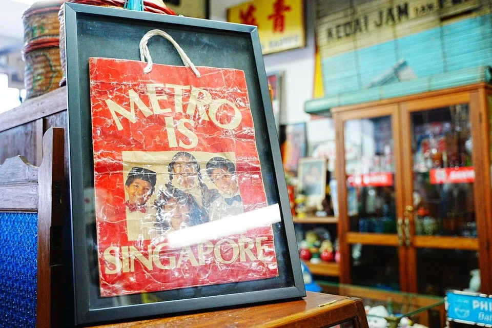 Beg plastik Metro ini merupakan barangan promosi ikonik yang pernah diedarkan sempena sambutan Hari Kebangsaan pada era 1980-an. Versi itu memaparkan wajah individu pelbagai kaum di Singapura, Melayu, Cina, India dan Serani sebagai lambang perpaduan.