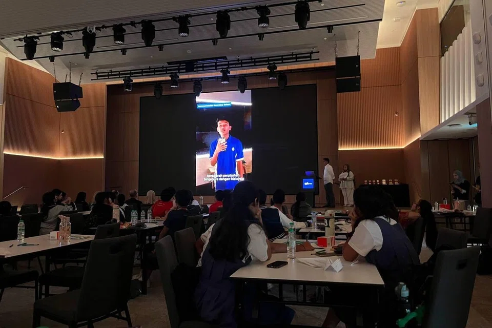 Para peserta menonton montaj video yang memaparkan hasil suntingan dan kandungan yang mereka hasilkan sepanjang lawatan ke Perpustakaan Negara, termasuk pameran,  ‘Albatross: Kemerdekaan Singapura yang Bukan Rahsia’ dan ’Galeri Berita: Melangkaui Tajuk Utama’. Tayangan tersebut memberi peluang kepada peserta melihat kembali pengalaman mereka serta menghargai usaha dan daya kreativiti yang dicurahkan sepanjang kem.