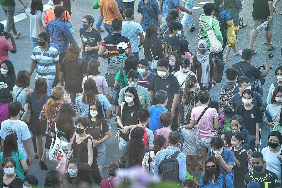 HAMPIR SEPERTI SEDIA KALA: Lebih banyak kebebasan diberikan baru-baru ini termasuklah membolehkan lebih ramai orang berkumpul, mengadakan pertemuan secara fizikal dan kembali ke tempat kerja. - Foto BM oleh DESMOND WEE