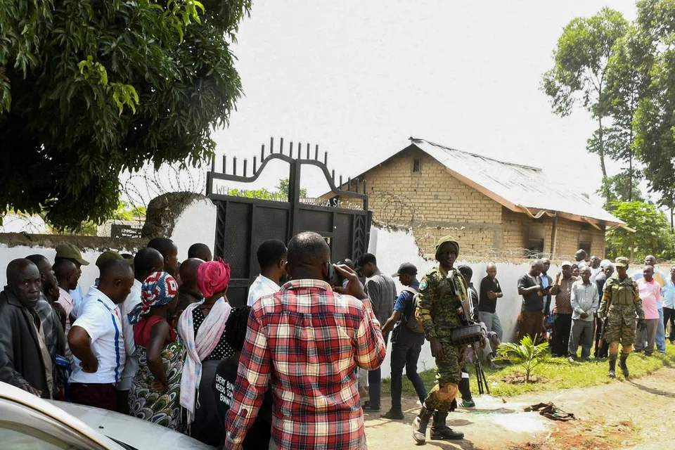PEMBUNUHAN PELAJAR: Pasukan keselamatan Uganda mengawal sekitaran sebuah sekolah menengah selepas sekumpulan militan sekutu Pasukan Demokratik Bersekutu (ADF) melakukan serangan, mengakibatkan puluhan pelajar terbunuh. 