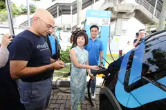 PERTINGKAT KEMUDAHAN: Menteri Negara Kanan (Pengangkutan merangkap Kemampanan dan Sekitaran), Dr Amy Khor, diberi demonstrasi bagaimana stesen pengecasan ComfortDelGro Engie di Singapura kini boleh digunakan pengguna aplikasi chargEV kendalian syarikat Malaysia Yinson Green Technologies.