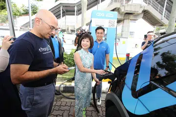 PERTINGKAT KEMUDAHAN: Menteri Negara Kanan (Pengangkutan merangkap Kemampanan dan Sekitaran), Dr Amy Khor, diberi demonstrasi bagaimana stesen pengecasan ComfortDelGro Engie di Singapura kini boleh digunakan pengguna aplikasi chargEV kendalian syarikat Malaysia Yinson Green Technologies.