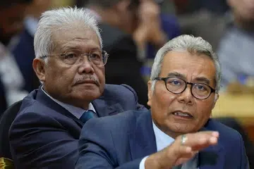 Mantan Timbalan Presiden Parti Pribumi Bersatu Malaysia (Bersatu), Datuk Seri Hamzah Zainudin (kiri) dan pengasas bersama Bersatu, Datuk Seri Redzuan Yusof.